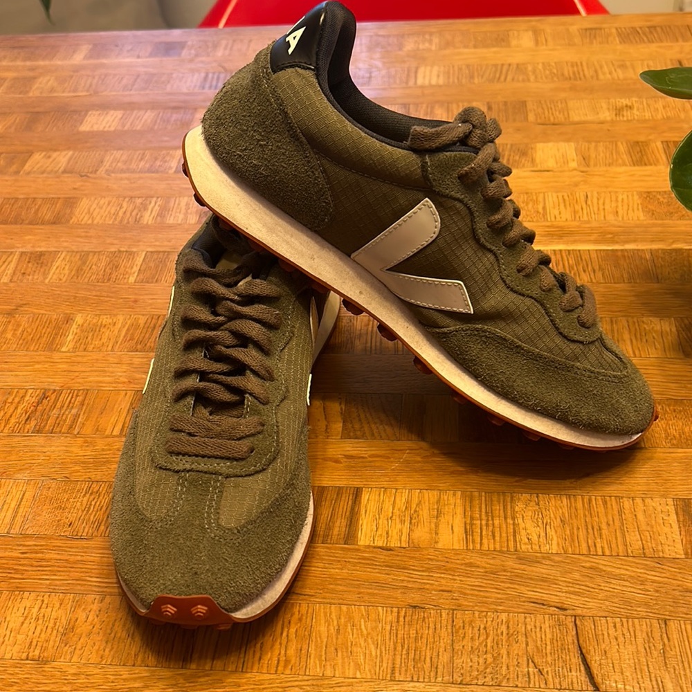 Women’s Veja Rio Branco in size 9! Forest green color! Only worn a times!